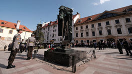 Kladenie vencov k Pamätníku holokaustu