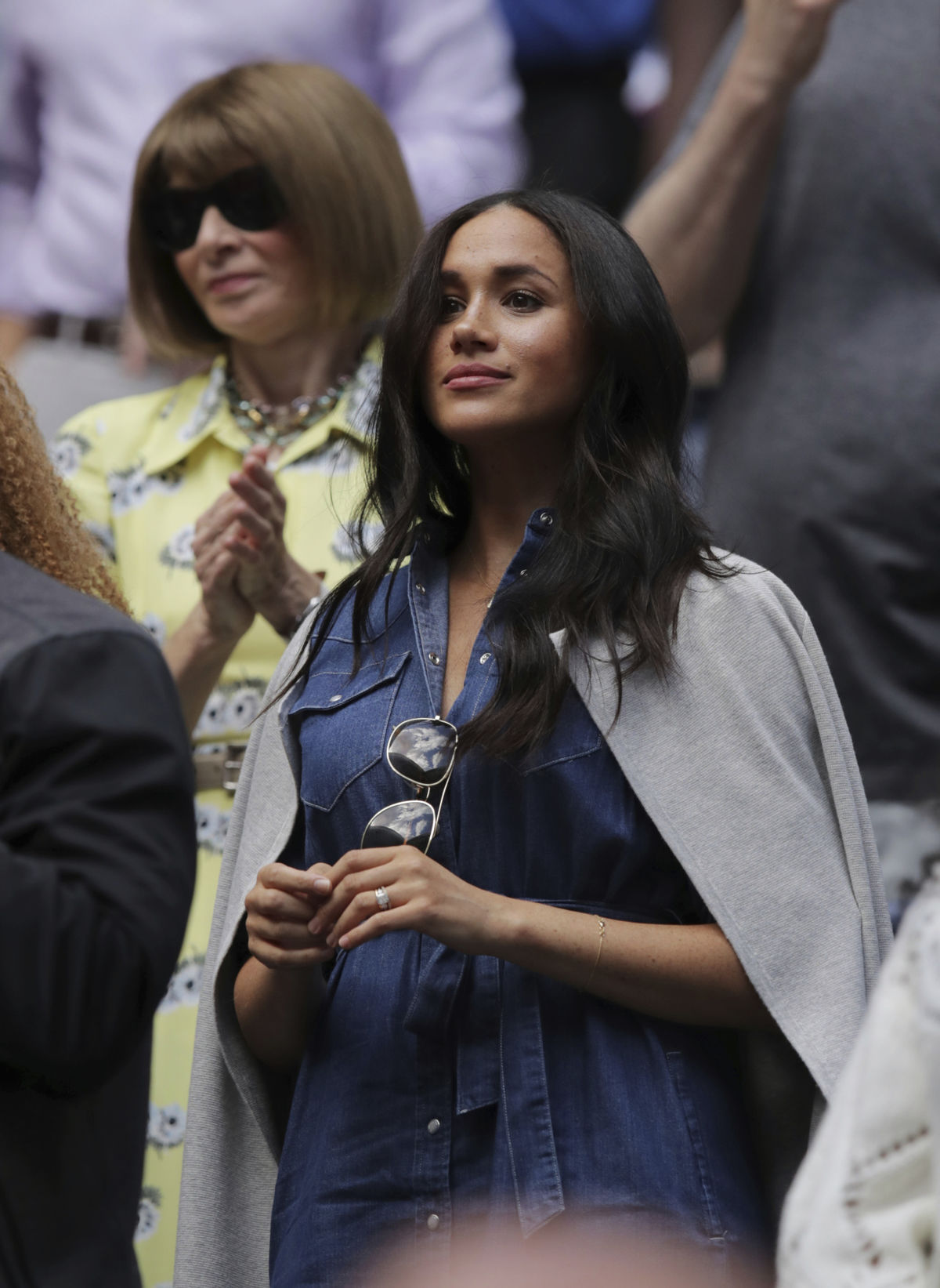 Vojvodkyňa Meghan zo Sussexu a nad ňou...