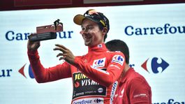 Roglič odolal nástupu Valverdeho, premiérové víťazstvo Američana