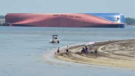 Vyše 4 000 nových áut ‘uväznila‘ obria loď. Skončia v šrote