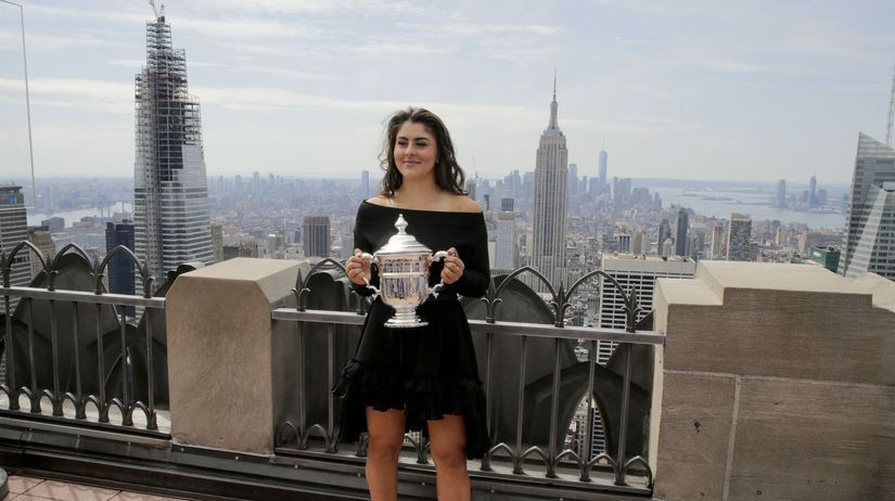 Kanaďanka Bianca Andreescuová pózuje s trofejou...