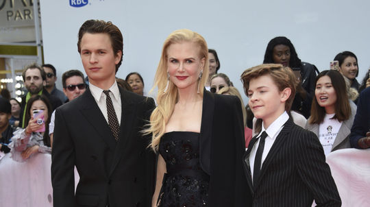 Herci Ansel Elgort (vľavo) a Oakes Fegley...