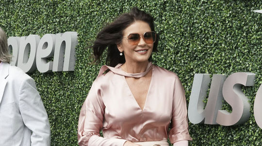 Herečka Catherine Zeta Jones prichádza na...