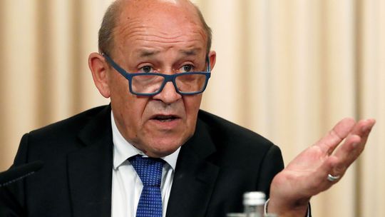 Šéf francúzskej diplomacie vyzval na zlepšenie vzťahov s Ruskom