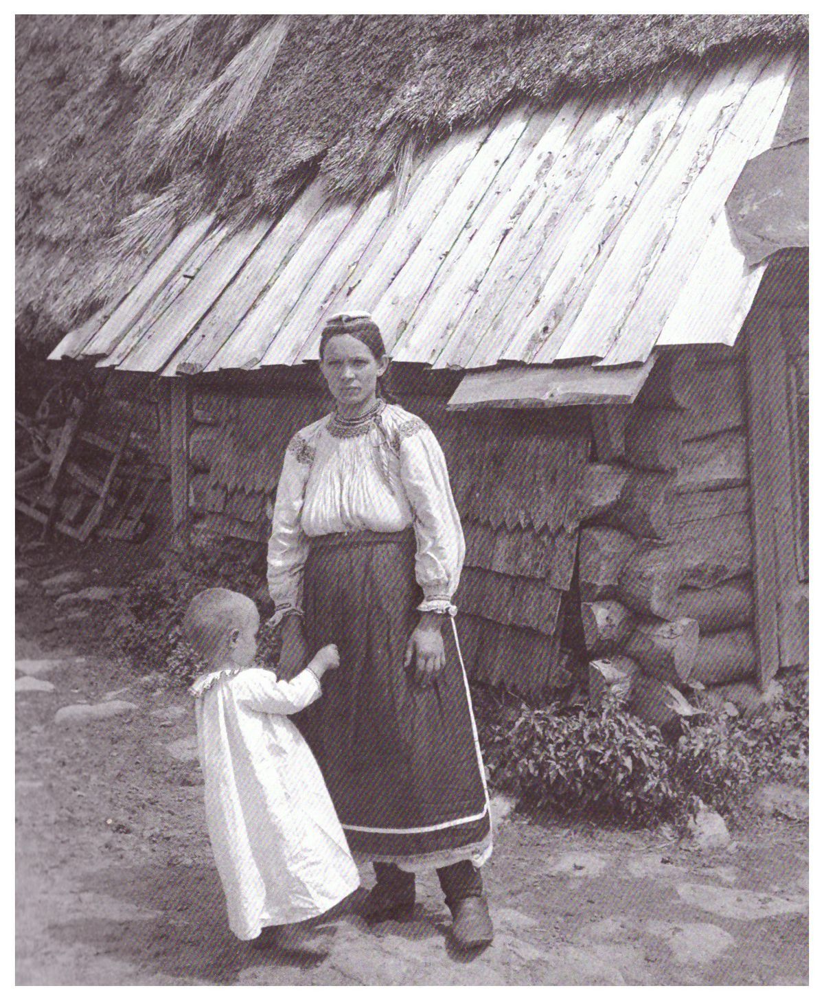 Obec Užo, žena s dieťaťom, r. 1921.