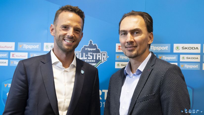 Šéf Pro-Hokeja Richard Lintner (vľavo) a...