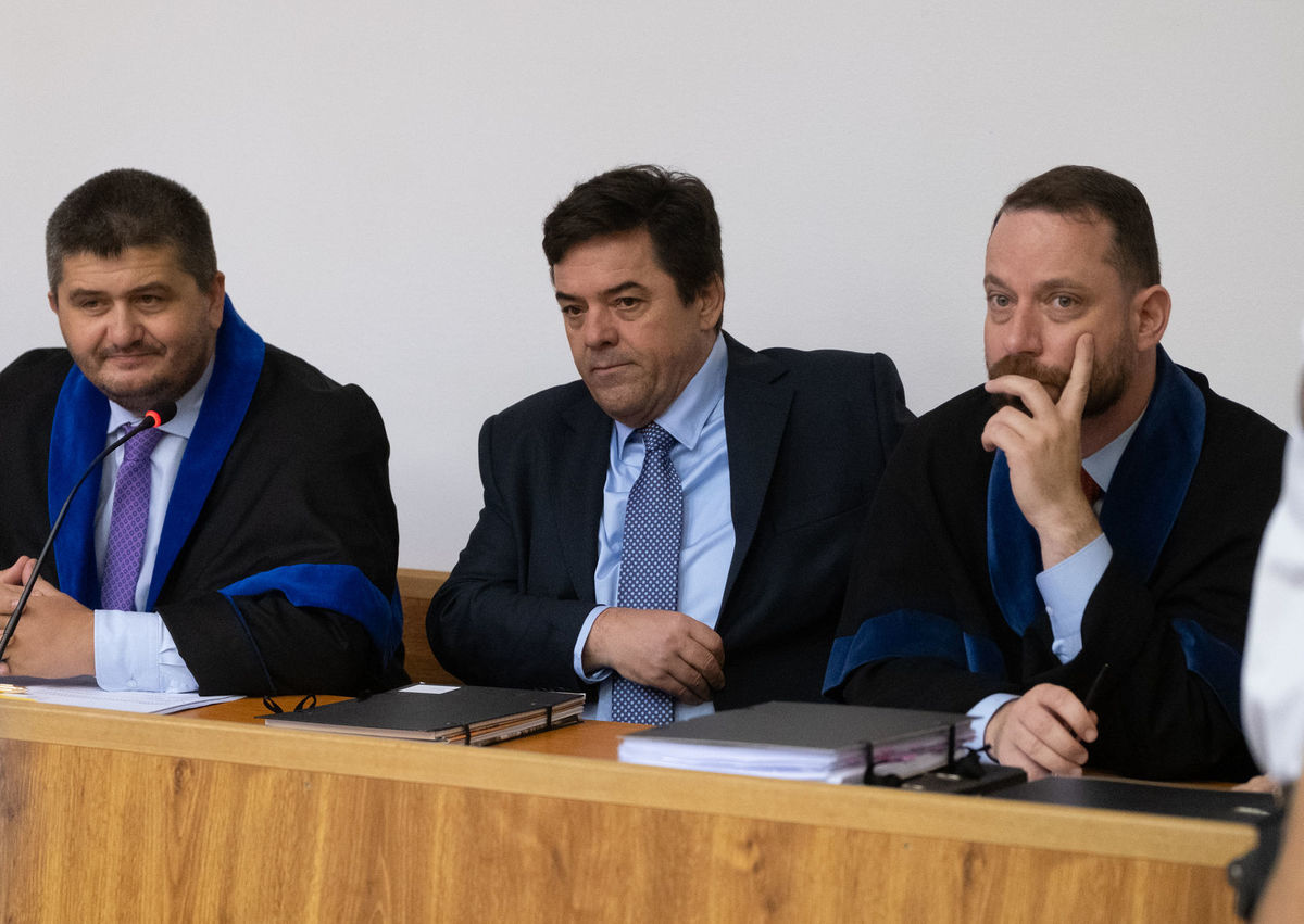 Marian Kočner (uprostred), jeho advokát Michal...