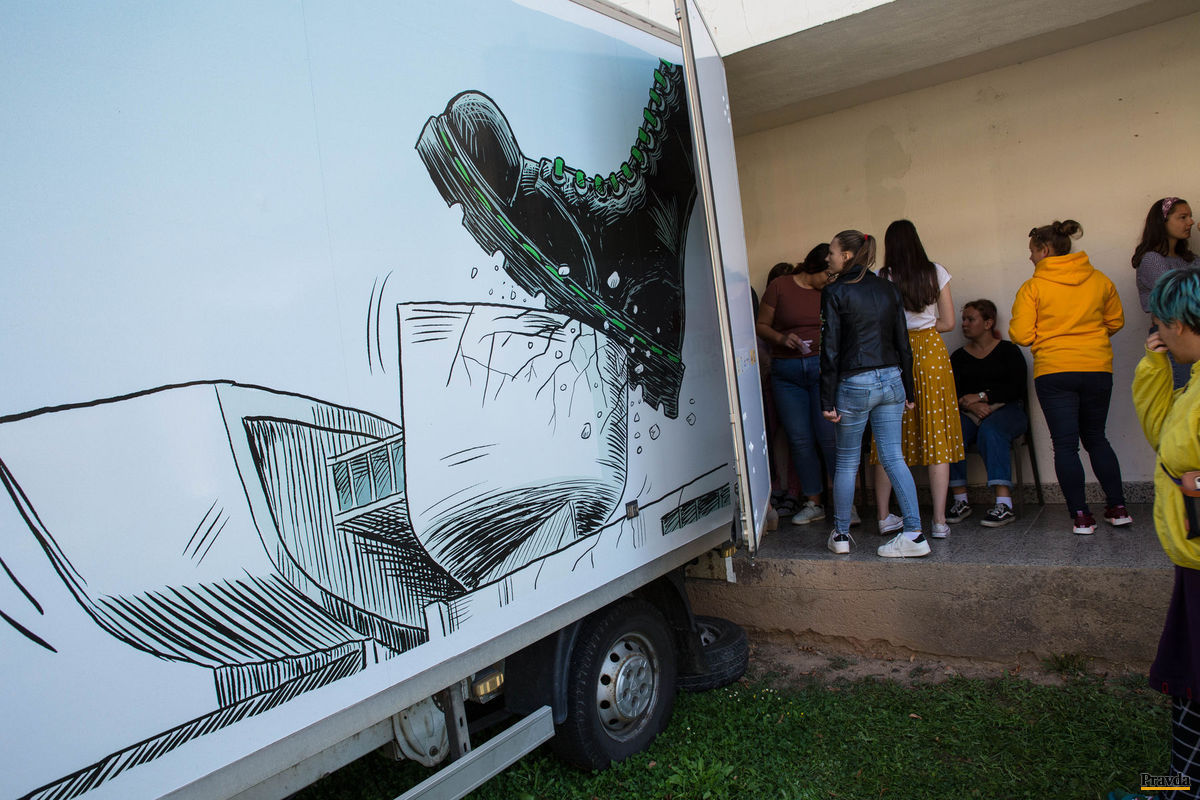 Shootyho karikatúra nacistickej čižmy drviacej...