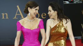 Herečky Elizabeth McGovern (vľavo) a Michelle Dockery mali na premiére dobrú náladu. 