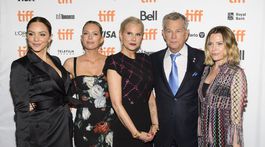 Slávny producent ukázal mladú manželku! Postavil k nej dcéry staršie ako ona