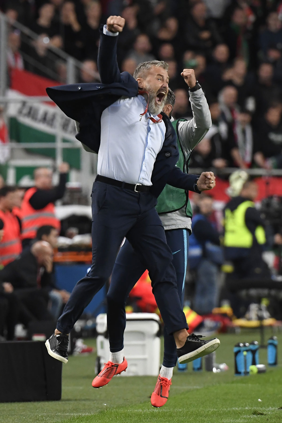 Tréner Pavel Hapal oslavuje víťazný gól Róberta...