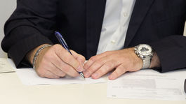 Dva úplne zhodné podpisy sú dielom faľšovateľa