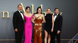 Zľava: Herci Hugh Bonneville, Elizabeth McGovern, Michelle Dockery, Laura Carmichael a Allen Leech na svetovej úremiére filmu Panstvo Downton. 