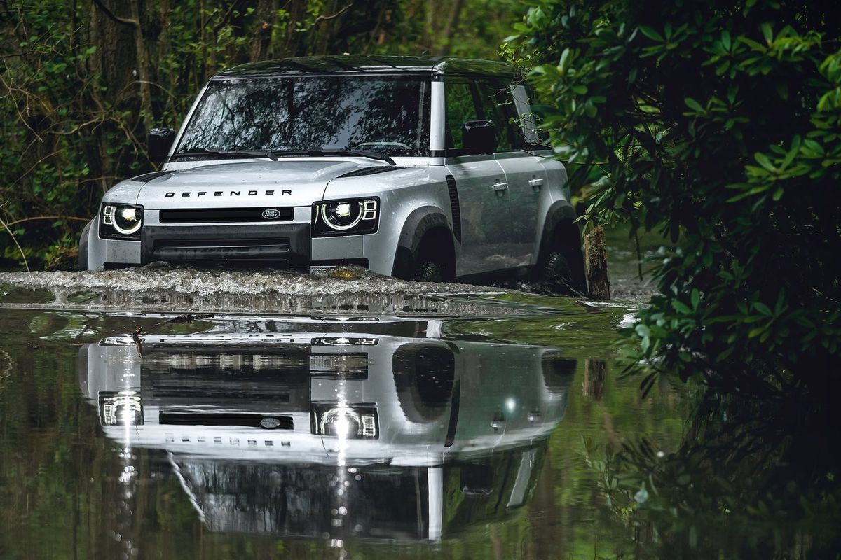 Defender zvláda brody s hĺbkou až 900 mm....