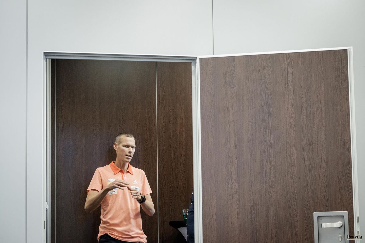 Matej Tóth na tlačovej konferencii v Bratislave.