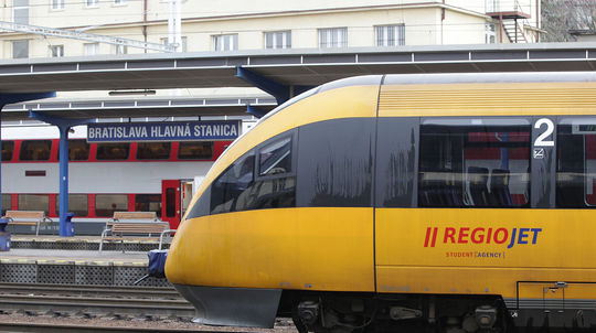 V Bratislave sa vykoľajil vlak RegioJetu, hlásia vysoké meškania