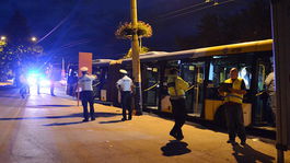 Cestujúci vyskakovali z autobusu, ktorý sa rútil dolu kopcom