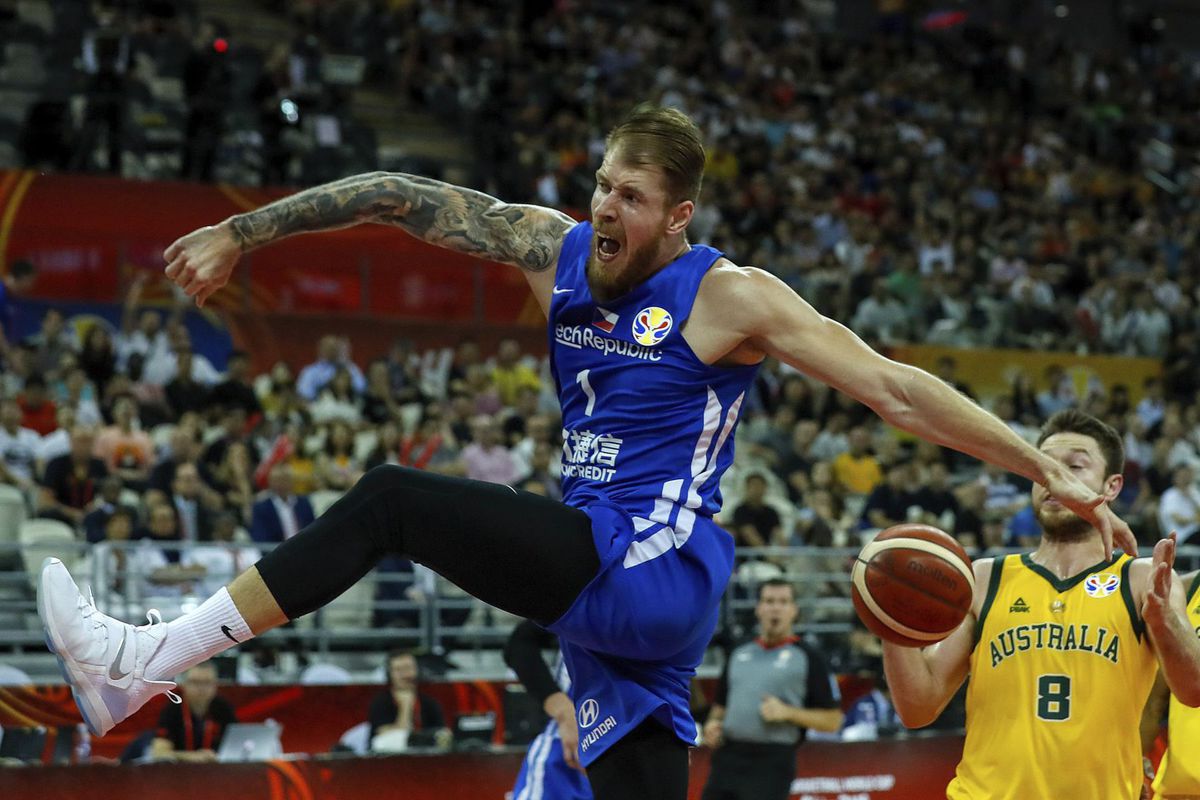 Český basketbalista Patrik Auda sa raduje po...