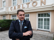 hotel Carlton, Róbert Tóth