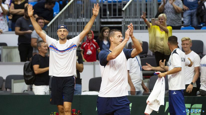 Deblisti Filip Polášek (uprostred) a Igor...