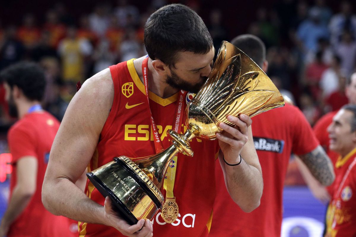 Španiel Marc Gasol s trofejou.