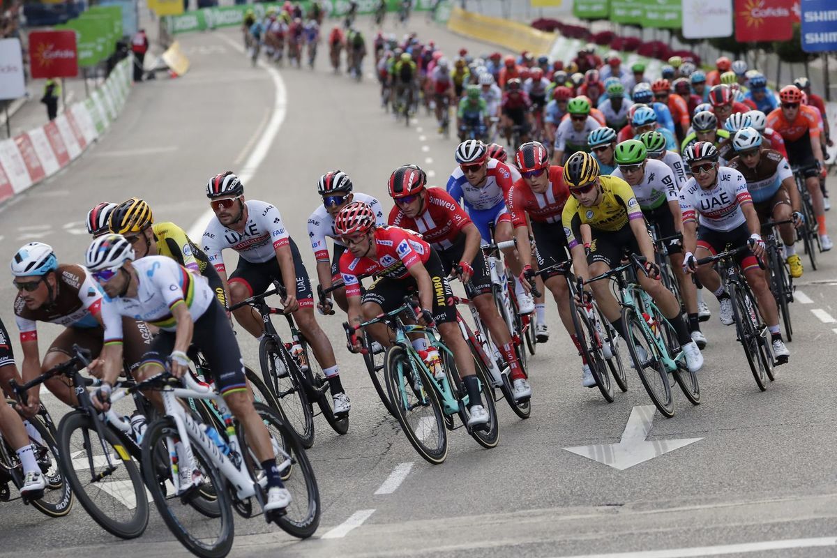 Pelotón počas cyklistických pretekov Vuelta a...