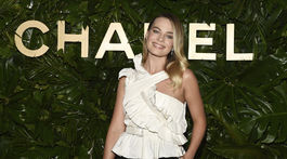 Herečka a tvár novej vône Margot Robbie prišla na akciu v kreácii Chanel Haute Couture.