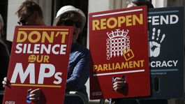 Johnson uteká. Ale brexit stále chce