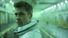 Filmové premiéry: Prichádza Brad Pitt z vesmíru aj kruté Pomaľované vtáča