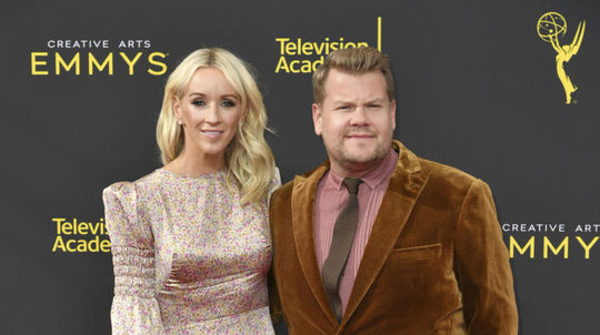 Moderátor James Corden a jeho manželka Julia...