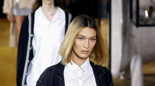 Topmodelka Bella Hadid počas prehliadky značky...