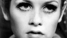 Záber z roku 1967 - typický vzhľad topmodelky Twiggy, ktorý ju kedysi preslávil. 