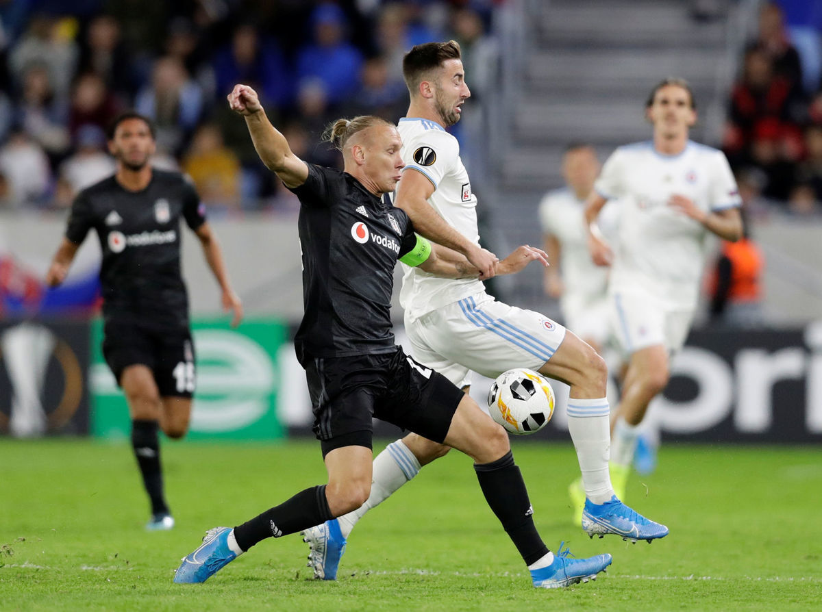 Útočník Slovana Andraž Šporar v súboji s...