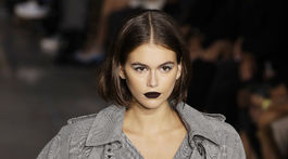 Modelka Kaia Gerber predvádza svoje temné matné pery na prehliadke Max Mara.