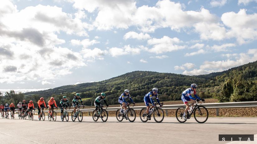 Cyklisti počas 2. etapy pretekov Okolo...