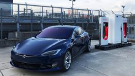 Tesla S chce rozdrviť Porsche Taycan. Na Nürburgringu má už vlastnú nabíjačku