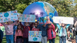 Klimatický štrajk Bratislava deti, transparent, zem