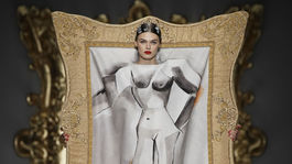 Modelka v kreácii z kolekcie Moschino Jar/Leto 2020.
