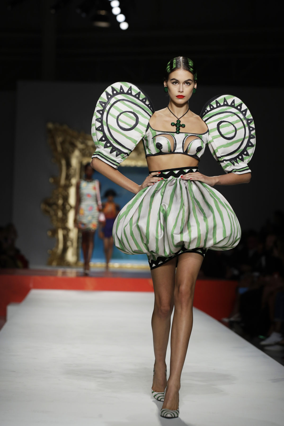 Topmodelka Kaia Gerber v kreácii z kolekcie...