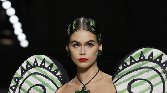 Topmodelka Kaia Gerber v kreácii z kolekcie...