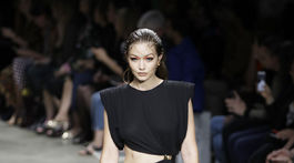 Modelka Gigi Hadid v kreácii z kolekcie Versace.