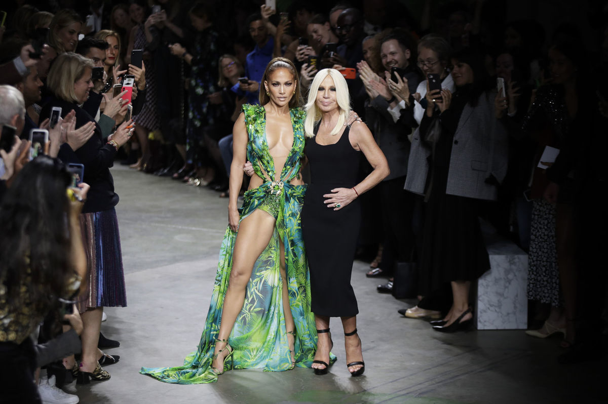 Speváčka Jennifer Lopez (vľavo) a dizajnérka...