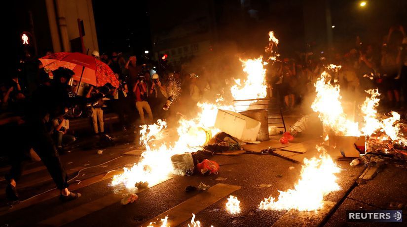 HONGKONG protest, demonštrácia, oheň, barikáda