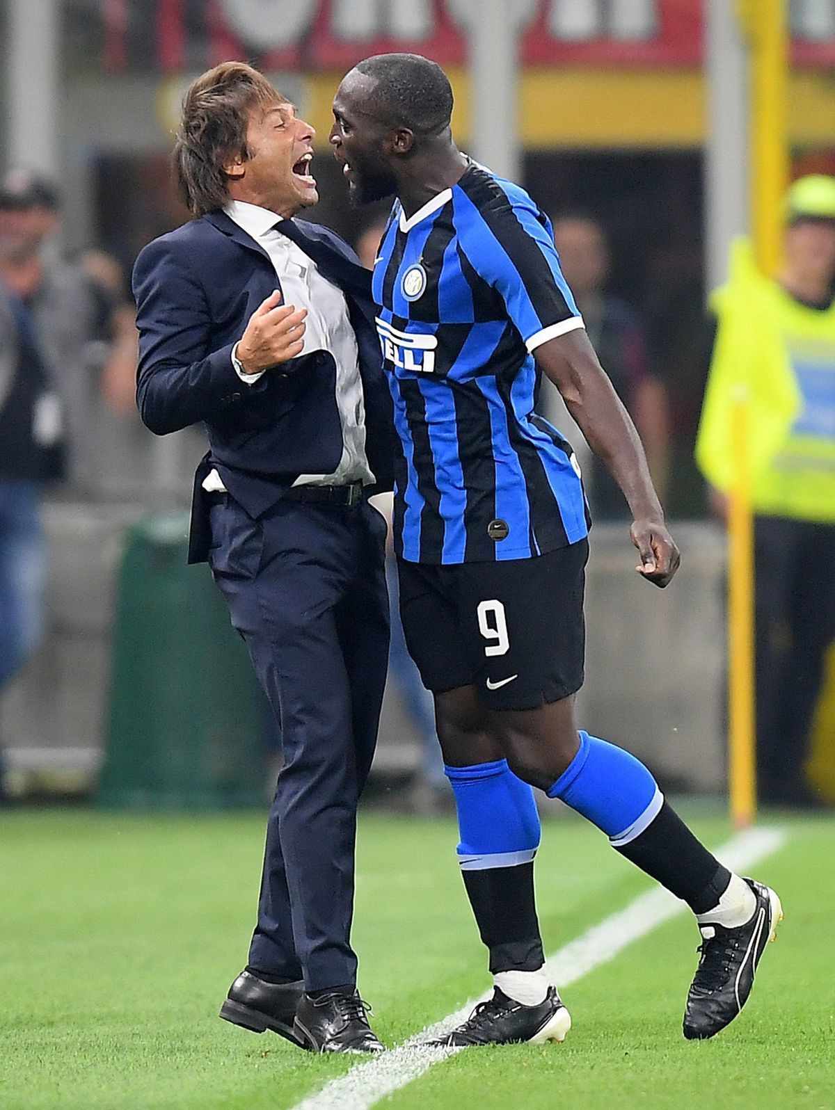 Belgický útočník Romelu Lukaku pomáha Interu...