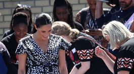 Princ Harry a jeho manželka, vojvodkyňa Meghan sa prihovárajú malému obyvateľovi afrického mesta, ktoré navštívili v pondelok. 
