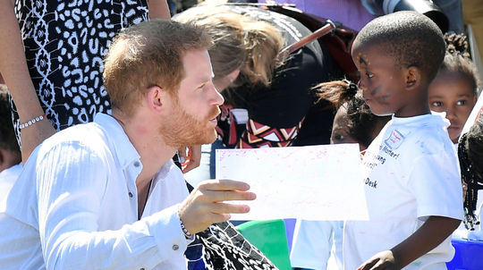 Princ Harry sa zhovára s malým obyvateľom mesta...