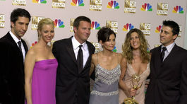 Záber z roku 2002 - hviezdy seriálu Priatelia - zľava: David Schwimmer, Lisa Kudrow, Matthew Perry, Courteney Cox, Jennifer Aniston a Matt LeBlanc.