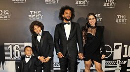 Brazílsky hráč Marcelo, jeho partnerka Clarice Alves a ich synovia Enzo Gattuso Alves Vieri (druhý zľava) a Liam.