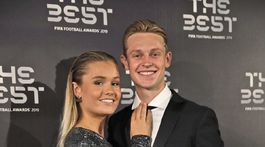 Holandský hráč Frankie de Jong a jeho partnerka Mikky Kiemeney spoločne na cenách FIFA v Taliansku.
