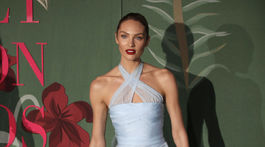 Modelka Candice Swanepoel v kreácii Philosophy di Lorenzo Serafini. 
